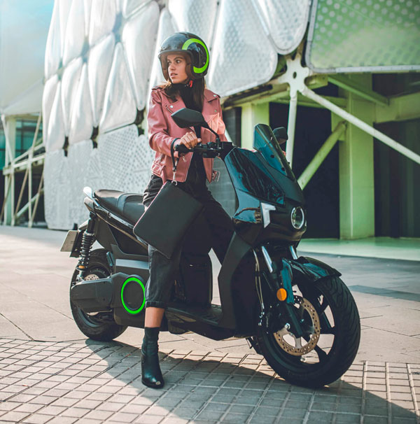 இந்த ஸ்கூட்டர வாங்குவதற்குப் பதிலா ஒரு காரே வாங்கலாம் . . . ஆனாலும் இந்த ஸ்கூட்டரை வாங்க ஆள் இருக்கு ஏன் தெரியுமா ?