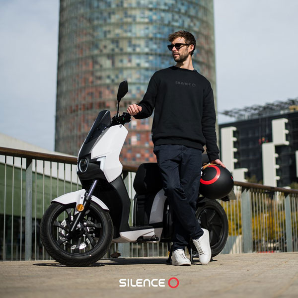 இந்த ஸ்கூட்டர வாங்குவதற்குப் பதிலா ஒரு காரே வாங்கலாம் . . . ஆனாலும் இந்த ஸ்கூட்டரை வாங்க ஆள் இருக்கு ஏன் தெரியுமா ?