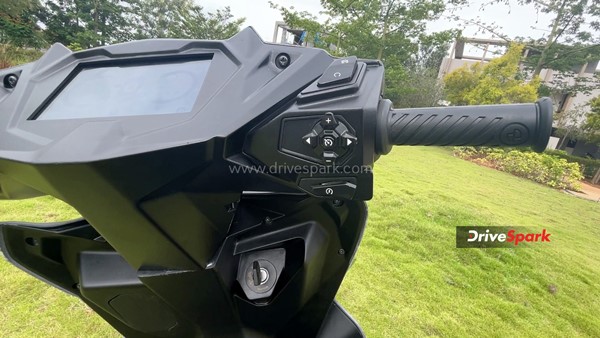 105 கி.மீ வேகம், 200 கி.மீ ரேஞ்ச் எனப் பட்டாசு கிளப்பும் சிம்பிள் ஒன் எலெக்ட்ரிக் ஸ்கூட்டர் ரிவியூ