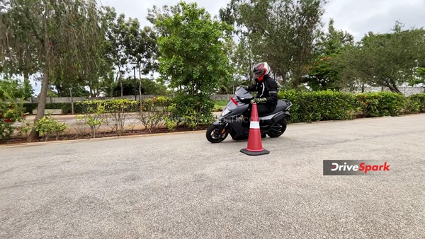 105 கி.மீ வேகம், 200 கி.மீ ரேஞ்ச் எனப் பட்டாசு கிளப்பும் சிம்பிள் ஒன் எலெக்ட்ரிக் ஸ்கூட்டர் ரிவியூ