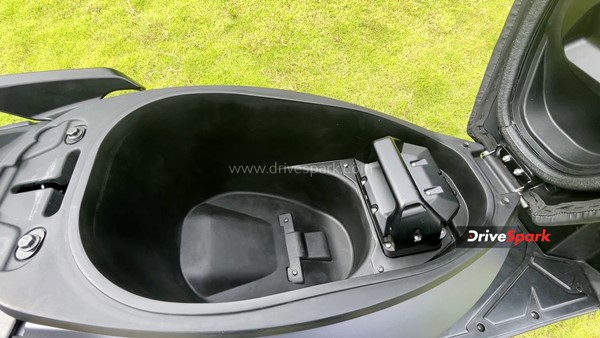 105 கி.மீ வேகம், 200 கி.மீ ரேஞ்ச் எனப் பட்டாசு கிளப்பும் சிம்பிள் ஒன் எலெக்ட்ரிக் ஸ்கூட்டர் ரிவியூ