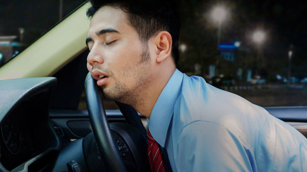 எவ்வளவுதான் சோர்வாக இருந்தாலும் ஒரு சிலர் காரில் தூங்க மாட்டாங்க! இதுக்கு பின்னால இவ்ளோ பெரிய விஷயம் இருக்கா?