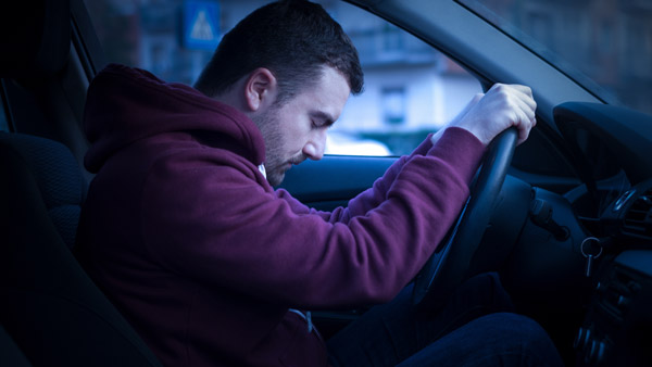 எவ்வளவுதான் சோர்வாக இருந்தாலும் ஒரு சிலர் காரில் தூங்க மாட்டாங்க! இதுக்கு பின்னால இவ்ளோ பெரிய விஷயம் இருக்கா?