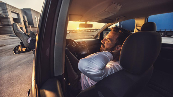 எவ்வளவுதான் சோர்வாக இருந்தாலும் ஒரு சிலர் காரில் தூங்க மாட்டாங்க! இதுக்கு பின்னால இவ்ளோ பெரிய விஷயம் இருக்கா?