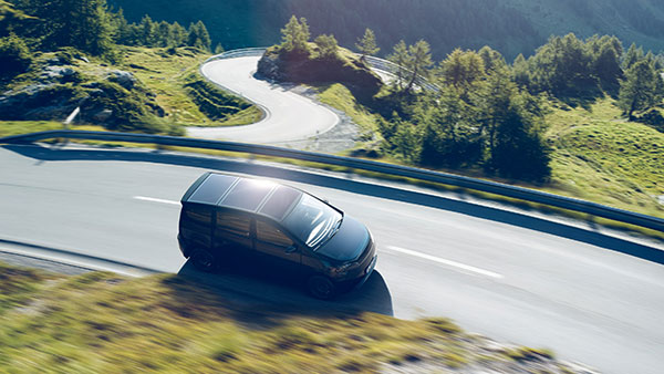 உற்பத்திக்கு தயாரான சோலார் கார்... சூரிய ஒளி ஒன்னு இருந்தாபோதும் 112 கிமீ தாராளமா பயணிக்கலாம்!