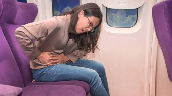 ஃப்ளைட்ல ஒரு சிலர் பேண்ட் பட்டனை கழட்டி விட்றுவாங்க! ஏன் தெரியுமா? இதுக்கு பின்னால இவ்ளோ பெரிய விஷயம் இருக்கா!