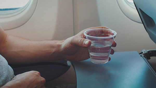 ஃப்ளைட்ல ஒரு சிலர் பேண்ட் பட்டனை கழட்டி விட்றுவாங்க! ஏன் தெரியுமா? இதுக்கு பின்னால இவ்ளோ பெரிய விஷயம் இருக்கா!