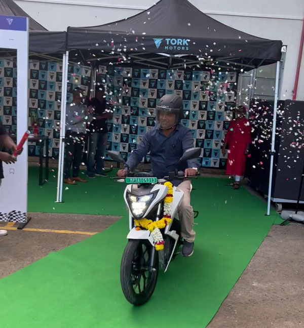 கஸ்டமர்ஸ் கைகளுக்கு செல்ல துவங்கிய டோர்க் க்ராடோஸ் எலக்ட்ரிக் பைக்குகள்!! நீங்களும் புக் செய்யலாம்! கஸ்டமர்ஸ் கைகளுக்கு செல்ல துவங்கிய டோர்க் க்ராடோஸ் எலக்ட்ரிக் பைக்குகள்!! நீங்களும் புக் செய்யலாம்!