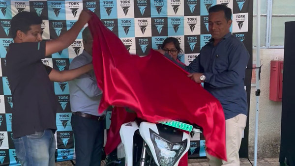 கஸ்டமர்ஸ் கைகளுக்கு செல்ல துவங்கிய டோர்க் க்ராடோஸ் எலக்ட்ரிக் பைக்குகள்!! நீங்களும் புக் செய்யலாம்! கஸ்டமர்ஸ் கைகளுக்கு செல்ல துவங்கிய டோர்க் க்ராடோஸ் எலக்ட்ரிக் பைக்குகள்!! நீங்களும் புக் செய்யலாம்!