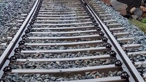 சில ரயில்வே ஸ்டேஷன்ல மட்டும் தண்டவாளத்தை சுற்றி ஜல்லி கற்கள் போடமாட்டாங்க . . . ஏன் தெரியுமா ? 