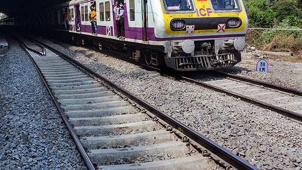 சில ரயில்வே ஸ்டேஷன்ல மட்டும் தண்டவாளத்தை சுற்றி ஜல்லி கற்கள் போடமாட்டாங்க . . . ஏன் தெரியுமா ? 