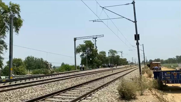 ஓட்ட வண்டியெல்லாம் இல்ல ! எந்த ரயிலாக இருந்தாலும் தண்டாவளத்தில் செல்லும் போது 