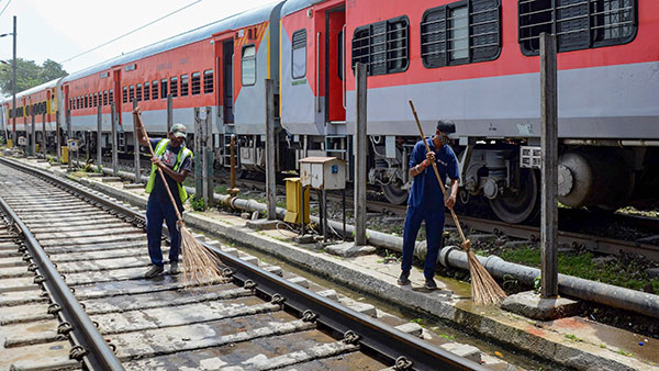 ஓட்ட வண்டியெல்லாம் இல்ல ! எந்த ரயிலாக இருந்தாலும் தண்டாவளத்தில் செல்லும் போது 