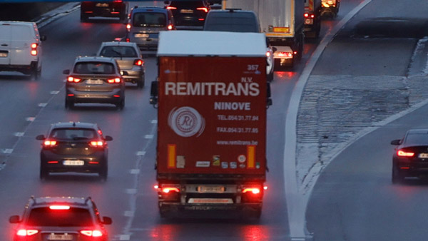 திருஷ்டி கயிறுகளைக் கட்டுவதால் அல்ல . . . லாரிகளுக்கு பின்னால் உள்ள கம்பிகள் தான் நம் உயிரை க் காப்பாற்றுகிறது ! எப்படி த் தெரியுமா ? 