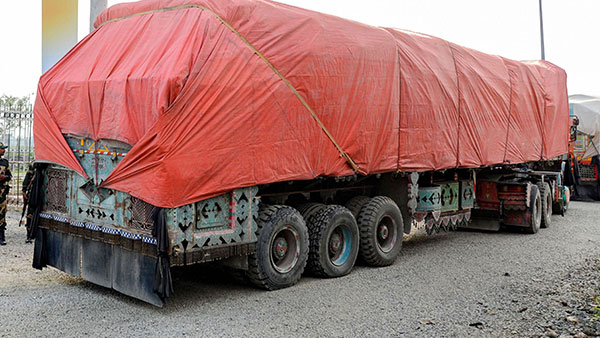 திருஷ்டி கயிறுகளைக் கட்டுவதால் அல்ல . . . லாரிகளுக்கு பின்னால் உள்ள கம்பிகள் தான் நம் உயிரை க் காப்பாற்றுகிறது ! எப்படி த் தெரியுமா ? 