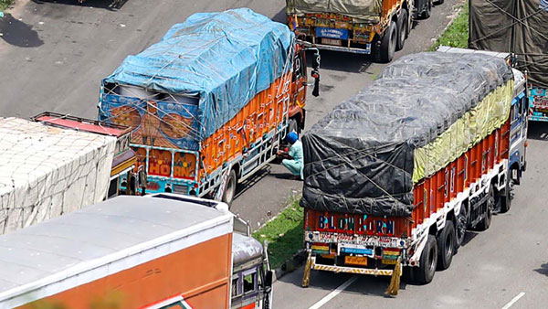 திருஷ்டி கயிறுகளைக் கட்டுவதால் அல்ல . . . லாரிகளுக்கு பின்னால் உள்ள கம்பிகள் தான் நம் உயிரை க் காப்பாற்றுகிறது ! எப்படி த் தெரியுமா ? 