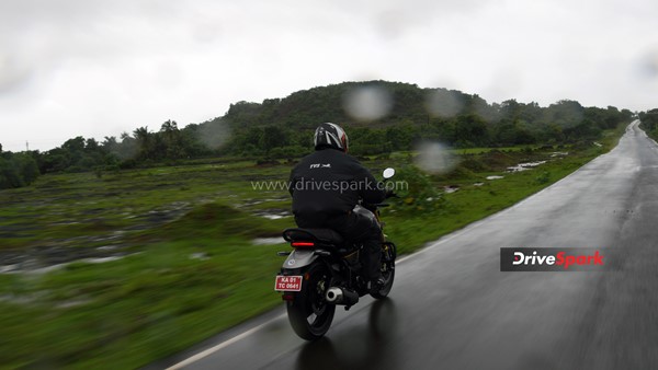 இப்படி ஒரு பைக்கை யாருமே எதிர்பார்க்கல . . . டிவிஎஸ் ரோனின் ரிவியூ