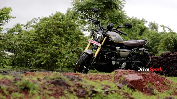 இப்படி ஒரு பைக்கை யாருமே எதிர்பார்க்கல . . . டிவிஎஸ் ரோனின் ரிவியூ