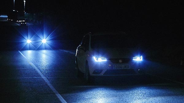 ஒரு சிலர் விஷயம் தெரியாம அசால்டா இருக்காங்க... ரோடு ஈரமா இருக்கப்ப தெரியாத்தனமா கூட இதை 'ஆன்' பண்ணீராதீங்க!