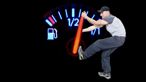 ஒரு சிலர் விஷயம் தெரியாம அசால்டா இருக்காங்க... ரோடு ஈரமா இருக்கப்ப தெரியாத்தனமா கூட இதை 'ஆன்' பண்ணீராதீங்க!