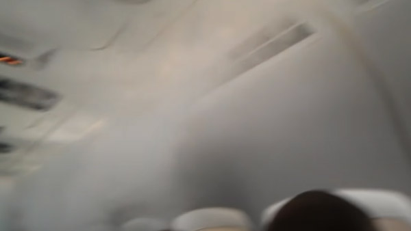 யாரோ அடிச்சு விட்றத நம்பாதீங்க . . . விமானம் கிளம்பும் முன் ஏன் புகை வருகிறது தெரியுமா ? உண்மையான காரணம் இதுதான் !