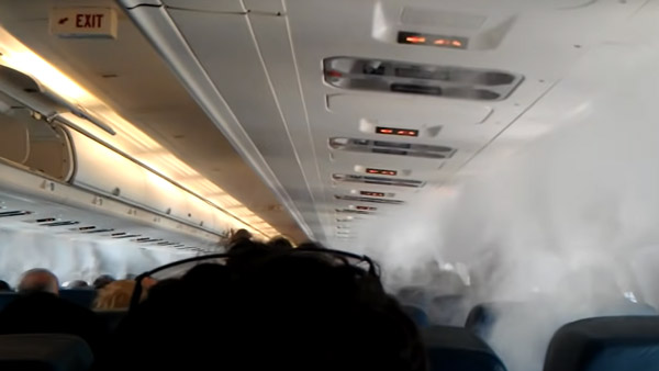 யாரோ அடிச்சு விட்றத நம்பாதீங்க . . . விமானம் கிளம்பும் முன் ஏன் புகை வருகிறது தெரியுமா ? உண்மையான காரணம் இதுதான் !