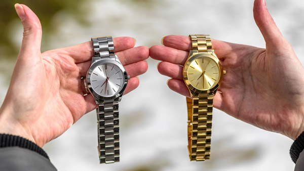 விமான பணிப்பெண்களின் கையில் இந்த விஷயத்தை கவனிச்சிருக்கீங்களா? எல்லாத்துக்கும் ரெடியாதான் இருக்காங்க!