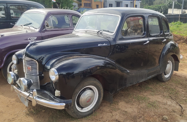 2ம் உலகப்போரில் பயன்படுத்தப்பட்ட ஜீப் , மைசூர் மகாராஜாவின் பழைய கார் என குற்றாலத்தை கலக்கிய வின்டேஜ் கார்கள் . . . 