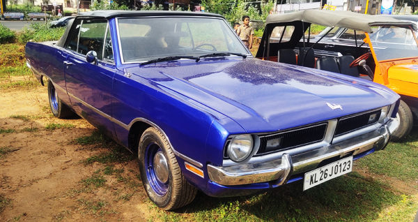 2ம் உலகப்போரில் பயன்படுத்தப்பட்ட ஜீப் , மைசூர் மகாராஜாவின் பழைய கார் என குற்றாலத்தை கலக்கிய வின்டேஜ் கார்கள் . . . 