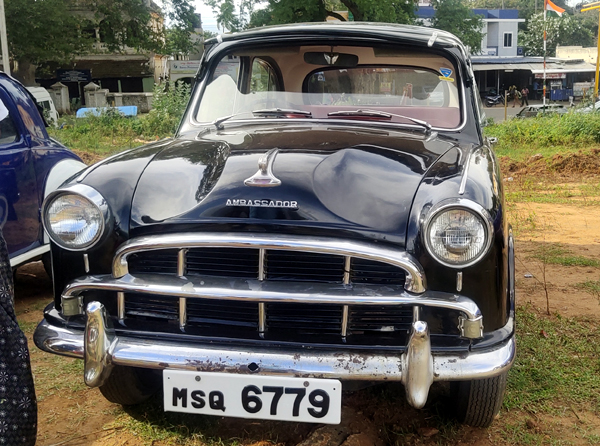 2ம் உலகப்போரில் பயன்படுத்தப்பட்ட ஜீப் , மைசூர் மகாராஜாவின் பழைய கார் என குற்றாலத்தை கலக்கிய வின்டேஜ் கார்கள் . . . 