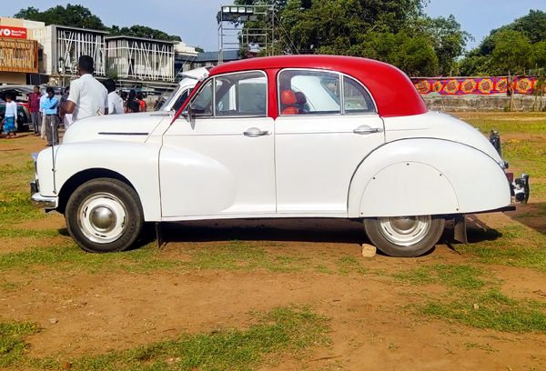 2ம் உலகப்போரில் பயன்படுத்தப்பட்ட ஜீப் , மைசூர் மகாராஜாவின் பழைய கார் என குற்றாலத்தை கலக்கிய வின்டேஜ் கார்கள் . . . 