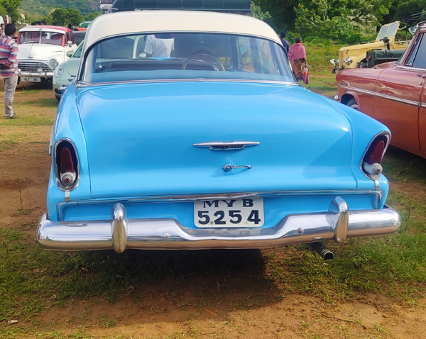 2ம் உலகப்போரில் பயன்படுத்தப்பட்ட ஜீப் , மைசூர் மகாராஜாவின் பழைய கார் என குற்றாலத்தை கலக்கிய வின்டேஜ் கார்கள் . . . 