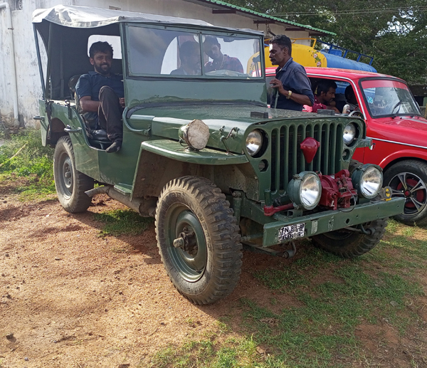 2ம் உலகப்போரில் பயன்படுத்தப்பட்ட ஜீப் , மைசூர் மகாராஜாவின் பழைய கார் என குற்றாலத்தை கலக்கிய வின்டேஜ் கார்கள் . . . 