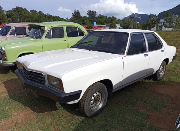 2ம் உலகப்போரில் பயன்படுத்தப்பட்ட ஜீப் , மைசூர் மகாராஜாவின் பழைய கார் என குற்றாலத்தை கலக்கிய வின்டேஜ் கார்கள் . . . 