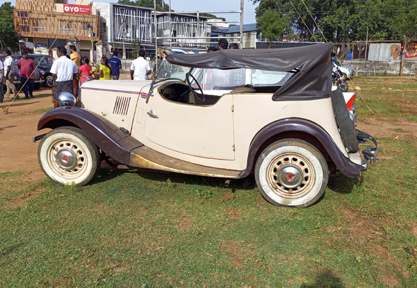 2ம் உலகப்போரில் பயன்படுத்தப்பட்ட ஜீப் , மைசூர் மகாராஜாவின் பழைய கார் என குற்றாலத்தை கலக்கிய வின்டேஜ் கார்கள் . . . 