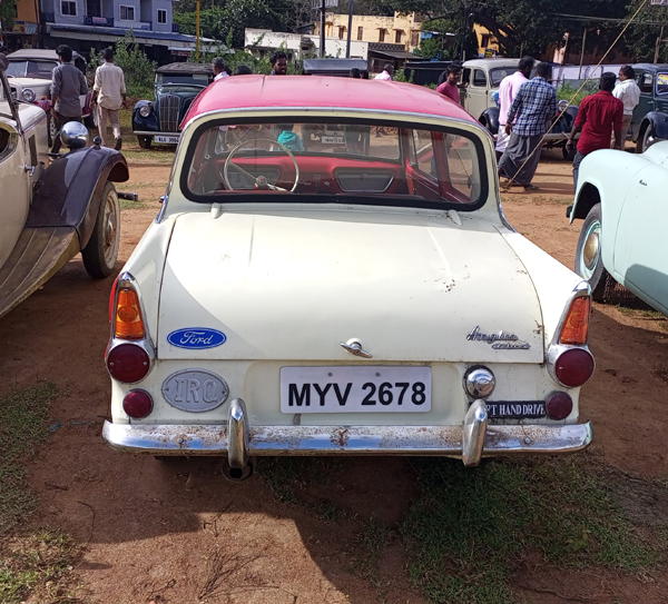 2ம் உலகப்போரில் பயன்படுத்தப்பட்ட ஜீப் , மைசூர் மகாராஜாவின் பழைய கார் என குற்றாலத்தை கலக்கிய வின்டேஜ் கார்கள் . . . 