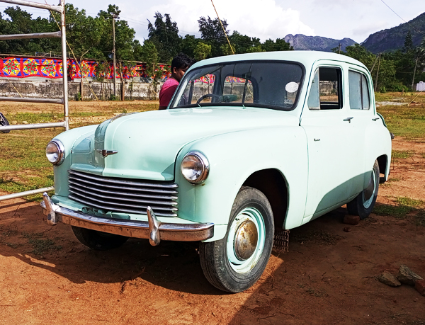 2ம் உலகப்போரில் பயன்படுத்தப்பட்ட ஜீப் , மைசூர் மகாராஜாவின் பழைய கார் என குற்றாலத்தை கலக்கிய வின்டேஜ் கார்கள் . . . 