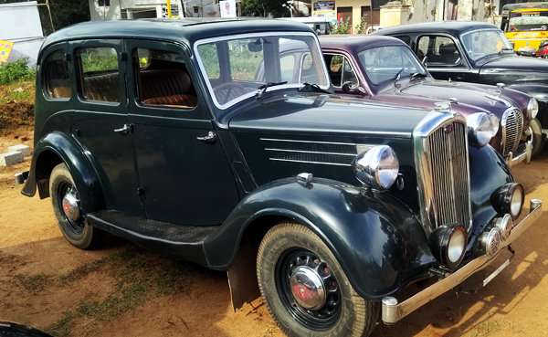 2ம் உலகப்போரில் பயன்படுத்தப்பட்ட ஜீப் , மைசூர் மகாராஜாவின் பழைய கார் என குற்றாலத்தை கலக்கிய வின்டேஜ் கார்கள் . . . 