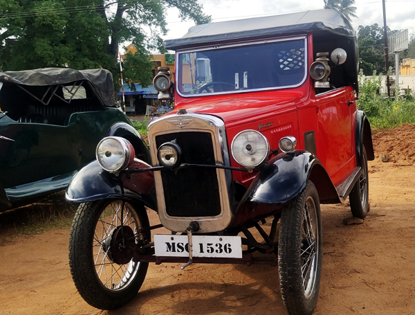 2ம் உலகப்போரில் பயன்படுத்தப்பட்ட ஜீப் , மைசூர் மகாராஜாவின் பழைய கார் என குற்றாலத்தை கலக்கிய வின்டேஜ் கார்கள் . . . 