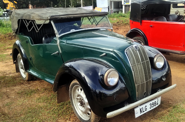 2ம் உலகப்போரில் பயன்படுத்தப்பட்ட ஜீப் , மைசூர் மகாராஜாவின் பழைய கார் என குற்றாலத்தை கலக்கிய வின்டேஜ் கார்கள் . . . 