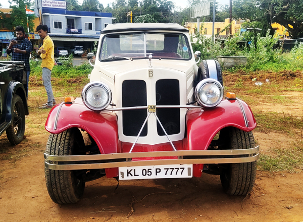 2ம் உலகப்போரில் பயன்படுத்தப்பட்ட ஜீப் , மைசூர் மகாராஜாவின் பழைய கார் என குற்றாலத்தை கலக்கிய வின்டேஜ் கார்கள் . . . 