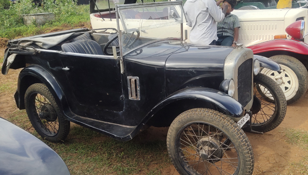 2ம் உலகப்போரில் பயன்படுத்தப்பட்ட ஜீப் , மைசூர் மகாராஜாவின் பழைய கார் என குற்றாலத்தை கலக்கிய வின்டேஜ் கார்கள் . . . 