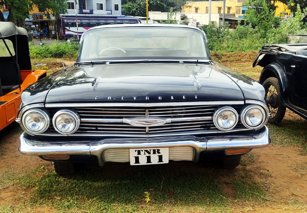 2ம் உலகப்போரில் பயன்படுத்தப்பட்ட ஜீப் , மைசூர் மகாராஜாவின் பழைய கார் என குற்றாலத்தை கலக்கிய வின்டேஜ் கார்கள் . . . 