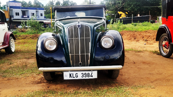 2ம் உலகப்போரில் பயன்படுத்தப்பட்ட ஜீப் , மைசூர் மகாராஜாவின் பழைய கார் என குற்றாலத்தை கலக்கிய வின்டேஜ் கார்கள் . . . 