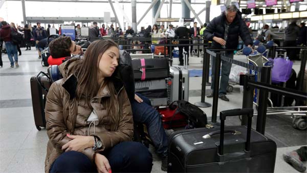 விமானம் கிளம்புவதற்கு முன் ஏன் 2 திரவங்களை பீய்ச்சி அடிக்கறாங்க தெரியுமா? லேட் ஆனாலும் இது நம்ம நல்லதுக்குதான்