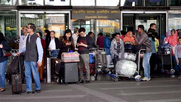 விமானம் கிளம்புவதற்கு முன் ஏன் 2 திரவங்களை பீய்ச்சி அடிக்கறாங்க தெரியுமா? லேட் ஆனாலும் இது நம்ம நல்லதுக்குதான்