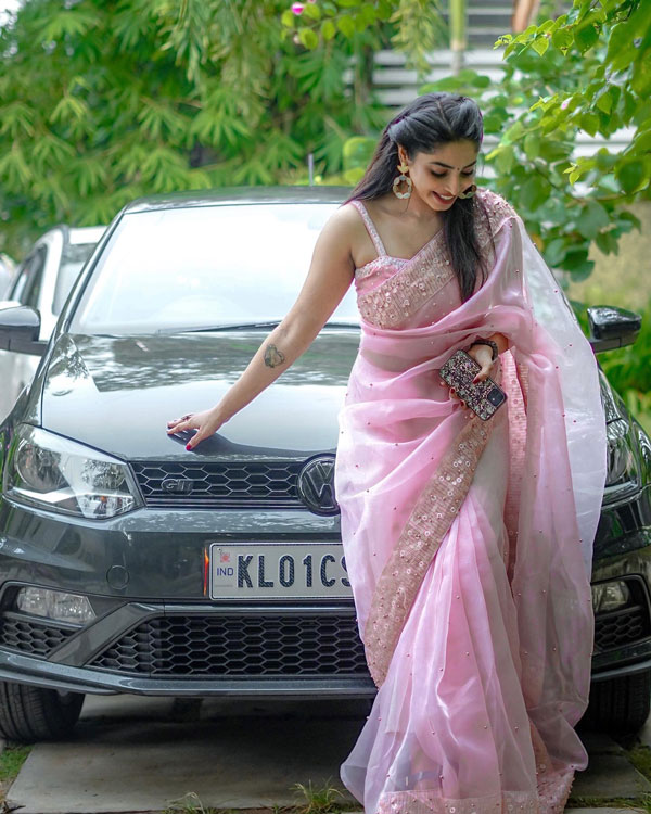 எஸ்-பிரஸ்ஸோ காரை ஓட்டிட்டு இருந்த நடிகை... இப்ப எவ்வளவு சூப்பரான காரை வாங்கியிருக்காங்க தெரியுமா? தரமான வளர்ச்சி!