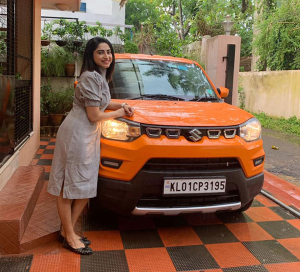 எஸ்-பிரஸ்ஸோ காரை ஓட்டிட்டு இருந்த நடிகை... இப்ப எவ்வளவு சூப்பரான காரை வாங்கியிருக்காங்க தெரியுமா? தரமான வளர்ச்சி!