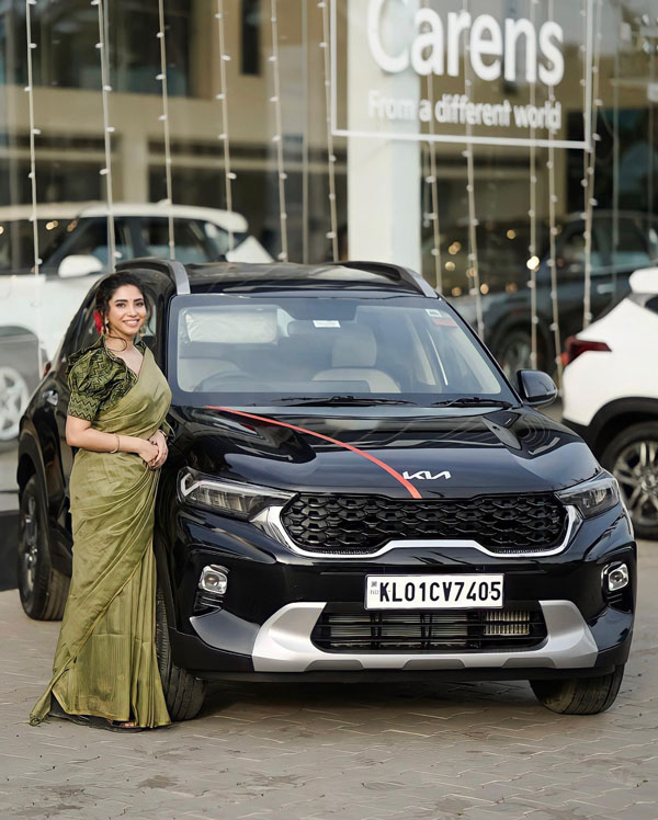 எஸ்-பிரஸ்ஸோ காரை ஓட்டிட்டு இருந்த நடிகை... இப்ப எவ்வளவு சூப்பரான காரை வாங்கியிருக்காங்க தெரியுமா? தரமான வளர்ச்சி!