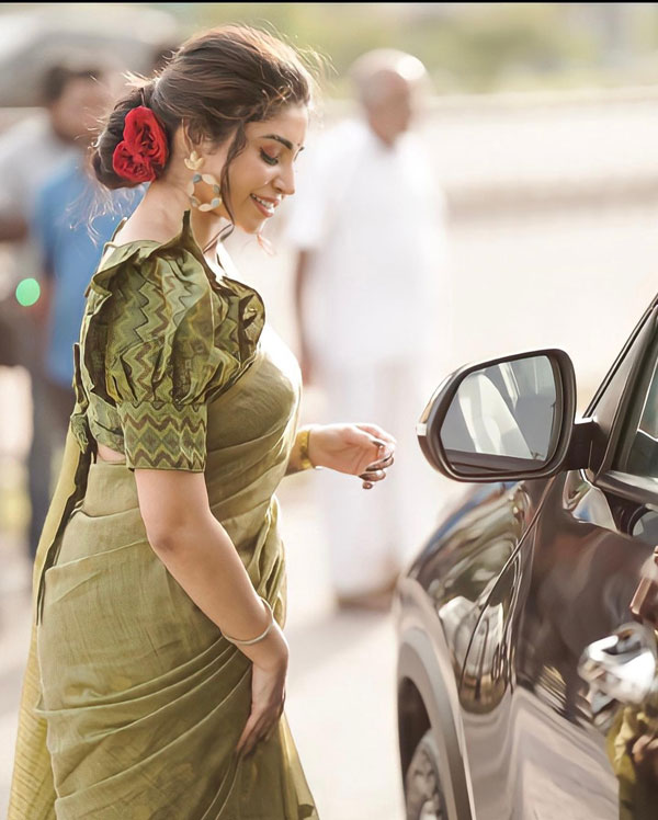 எஸ்-பிரஸ்ஸோ காரை ஓட்டிட்டு இருந்த நடிகை... இப்ப எவ்வளவு சூப்பரான காரை வாங்கியிருக்காங்க தெரியுமா? தரமான வளர்ச்சி!